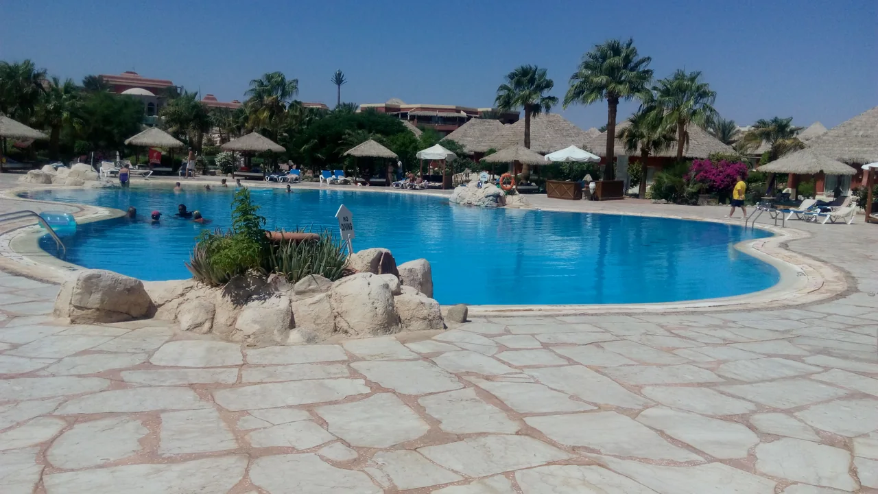 Pool area at Laguna Vista Beach Resort in a Wikimedia Commons photograph taken in 2015; historical view